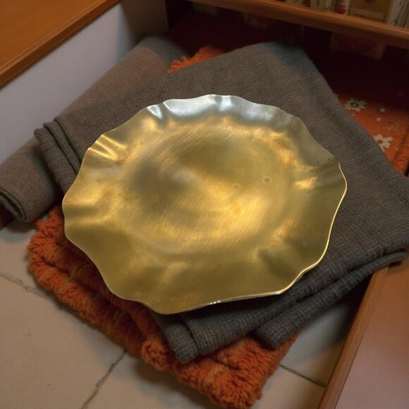 Vintage Heavy Brass Scalloped Dish – Solid 3lb Hammered Brass Bowl – Boho Altar - Picture 5 of 6